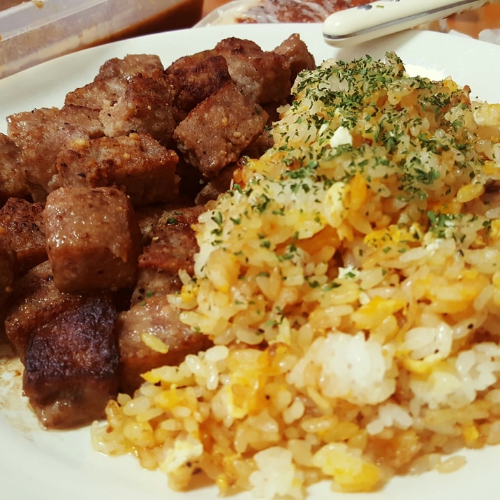 サイコロステーキの旨味で作る絶品炒飯